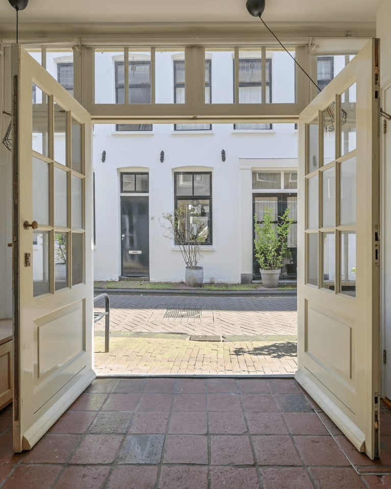 Openslaande deuren van een Jordaanwoning met zicht op de straat