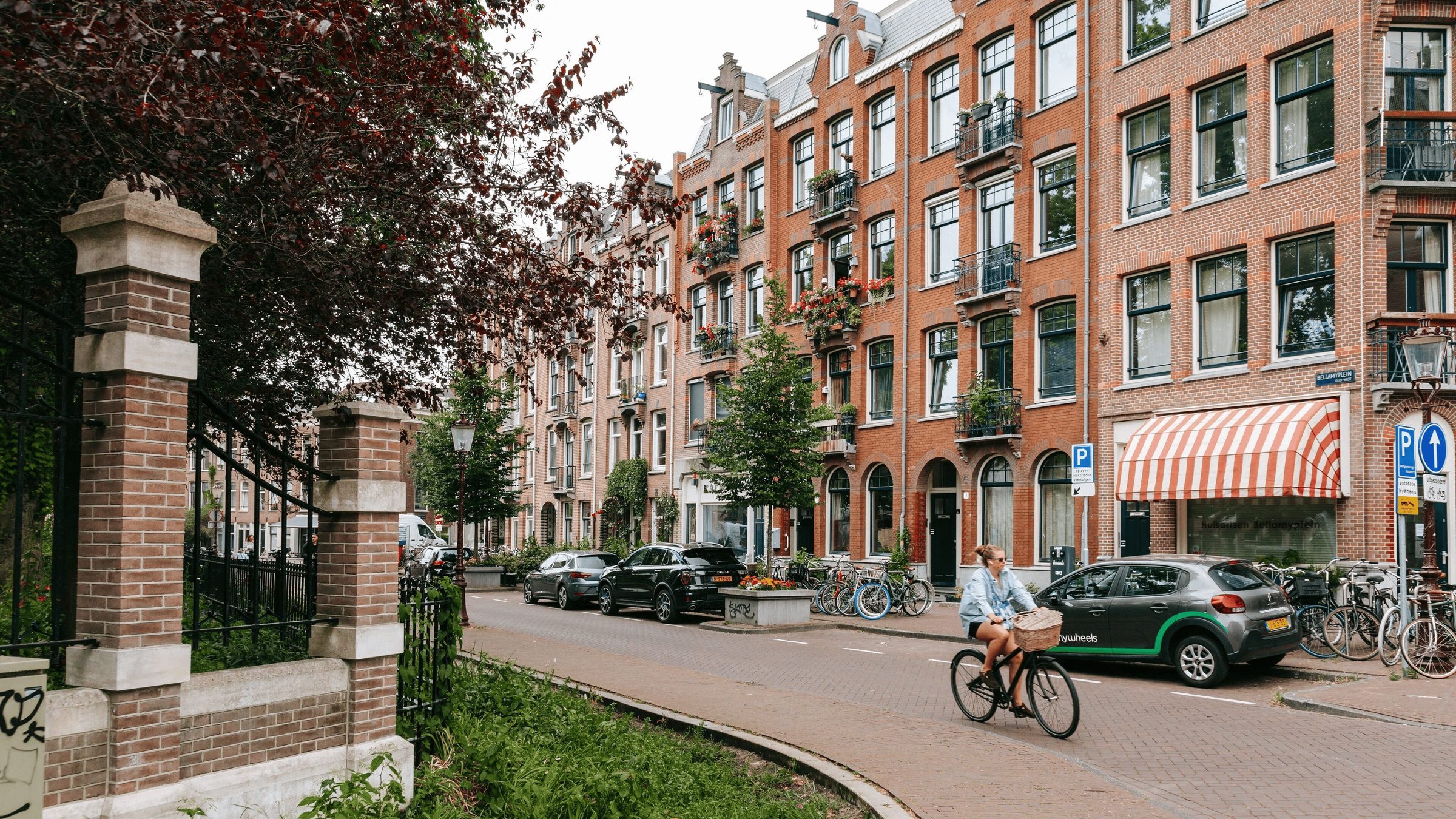 Bakstenen woonhuizen aan het Bellamyplein in Amsterdam Oud-West