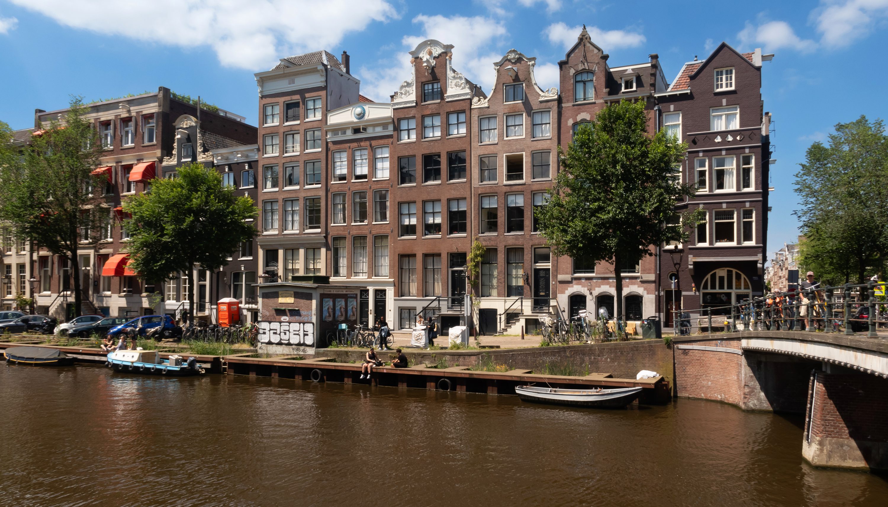 Het Singel in Amsterdam: grachtenpanden, water en een brug