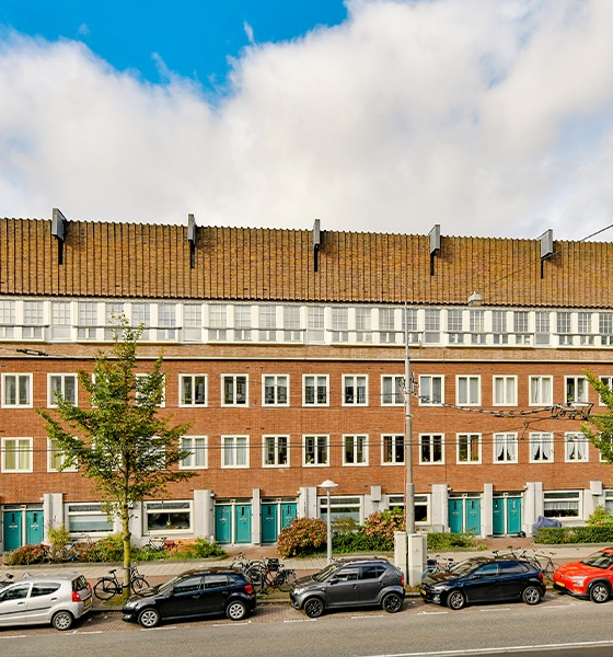 Bakstenen appartementencomplex met meerdere woningen in Amsterdam West