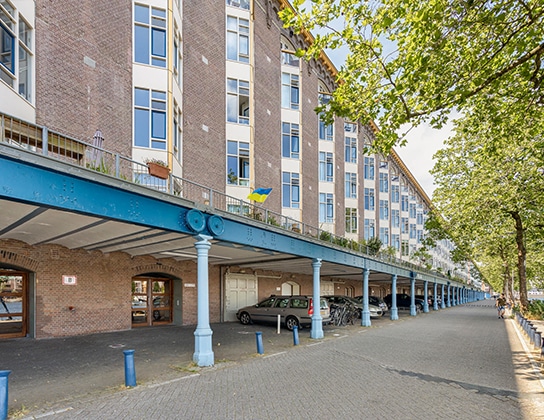 Appartementencomplex aan de Zeeburgerkade in Amsterdam met parkeergelegenheid en ligging aan het water