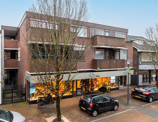 Bovenwoning in het centrum boven winkels met parkeergelegenheid voor de deur