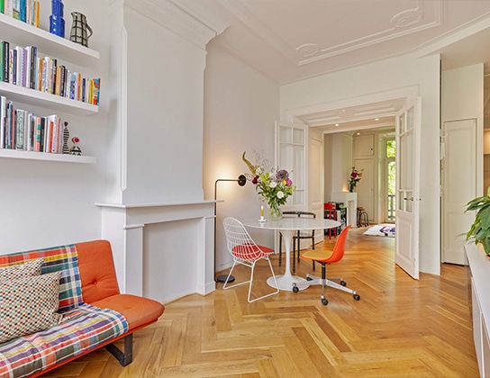 Karakteristiek interieur van bovenwoning in Amsterdam met hoge plafonds en visgraat parketvloer