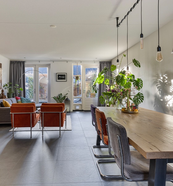 Ruime open woon- en eetkamer met tuindeuren in tussenwoning in Odijk