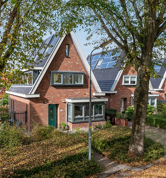 Vrijstaande woning met zonnepanelen in groene woonwijk in Amsterdam